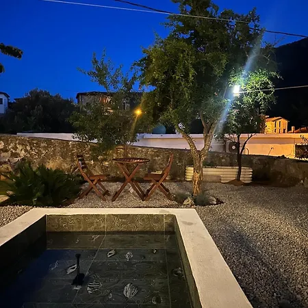Holiday home Cesmekoyici No1 Avlulu Tas Ev