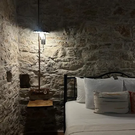 Cesmekoyici No1 Avlulu Tas Ev Nyaraló